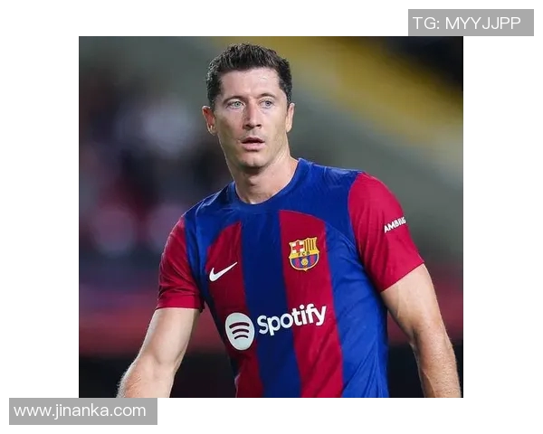 莱万在欧冠赛场表现惊艳10场打入12球领跑射手榜稳获金靴